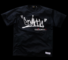 ［MENS］タギングロゴプリントTシャツ/ブラック×シルバー